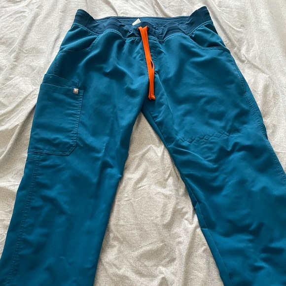 FIGS Kade Cargo scrub bottoms Alps Blue size LP - Picture 2 of 4